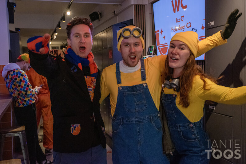 Carnaval feestvierders bij Tante Toos