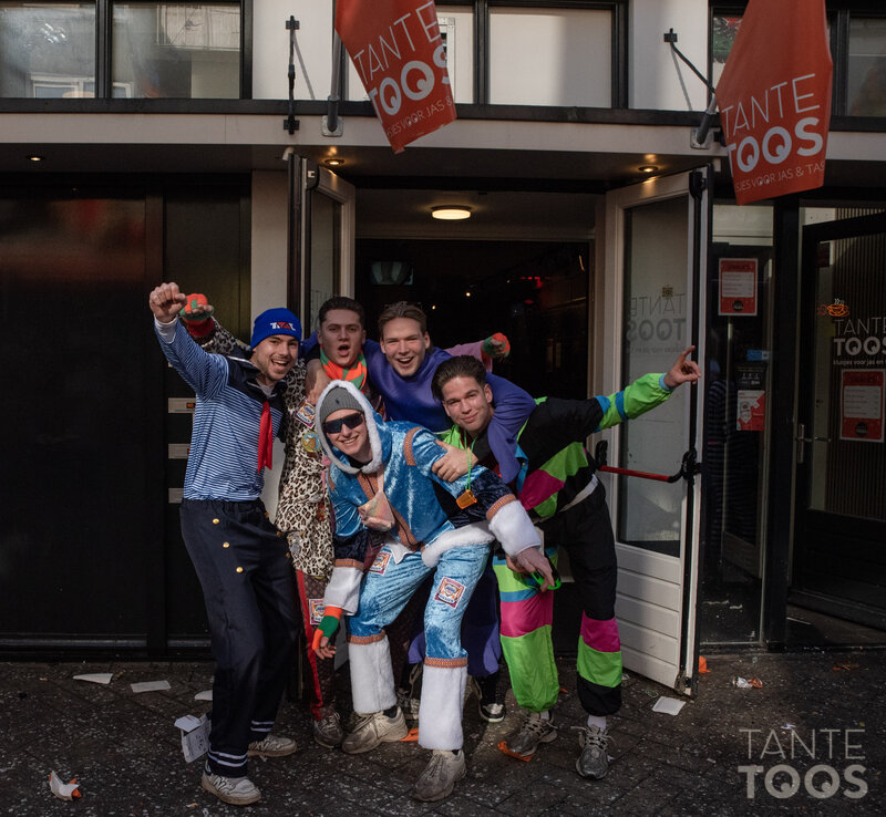 Carnaval feestvierders bij Tante Toos