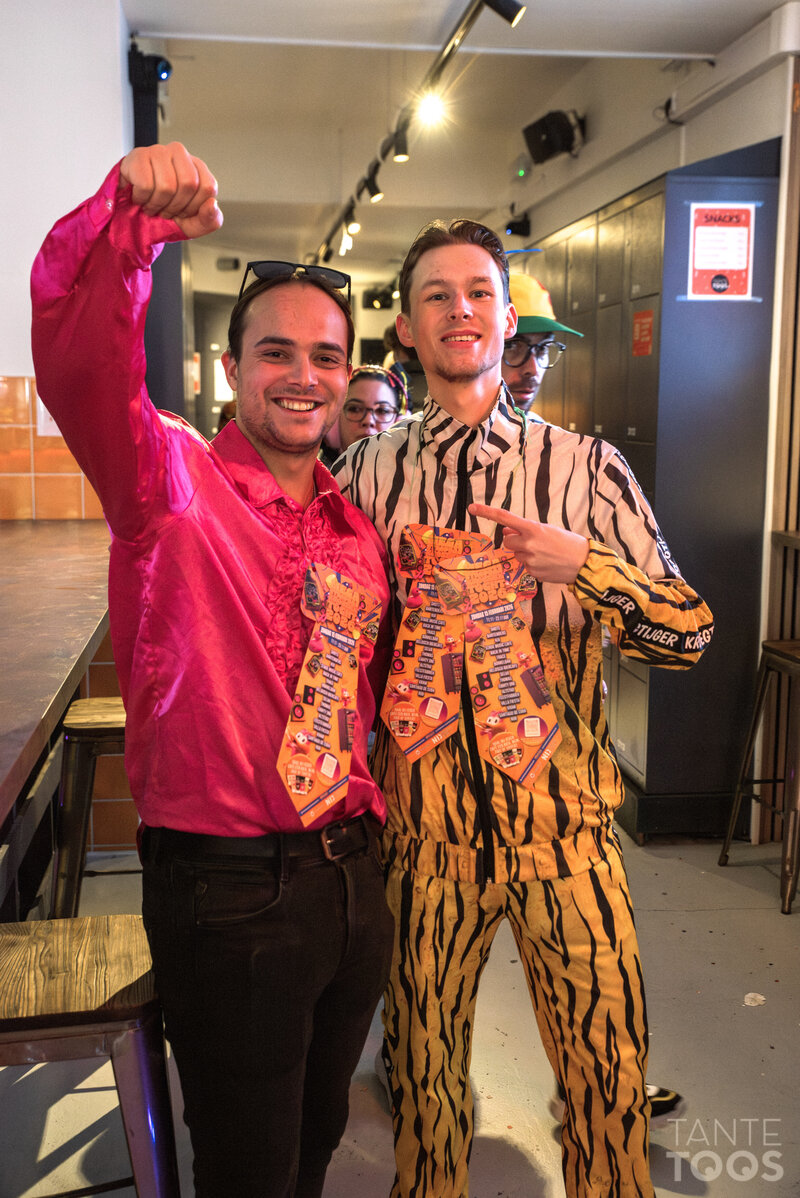 Carnaval feestvierders bij Tante Toos