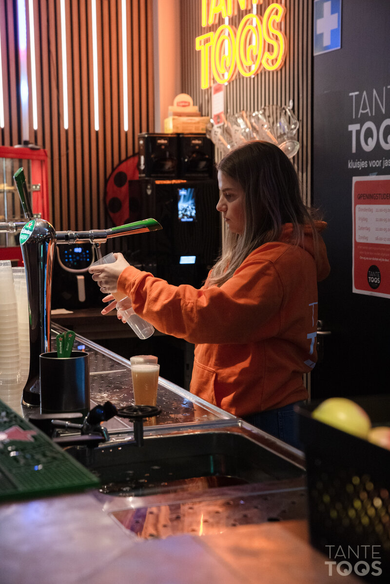 Carnaval feestvierders bij Tante Toos