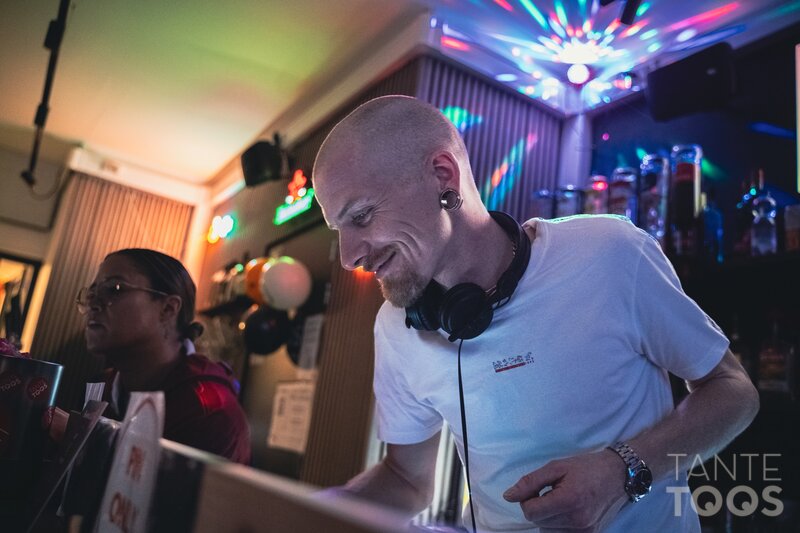 DJ draait Halloween muziek